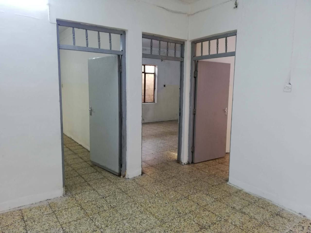 دار للايجار حي الوحدة بالقرب من 
مستشفى السلام مساحة الدار 250متر 
غرفتين نوم هول حمام  مطبخ استقبال 
بدل الايجار/350/الف/
من ضمن الدار محلات 
للاستفسار الاتصال على الرقم 
***********
