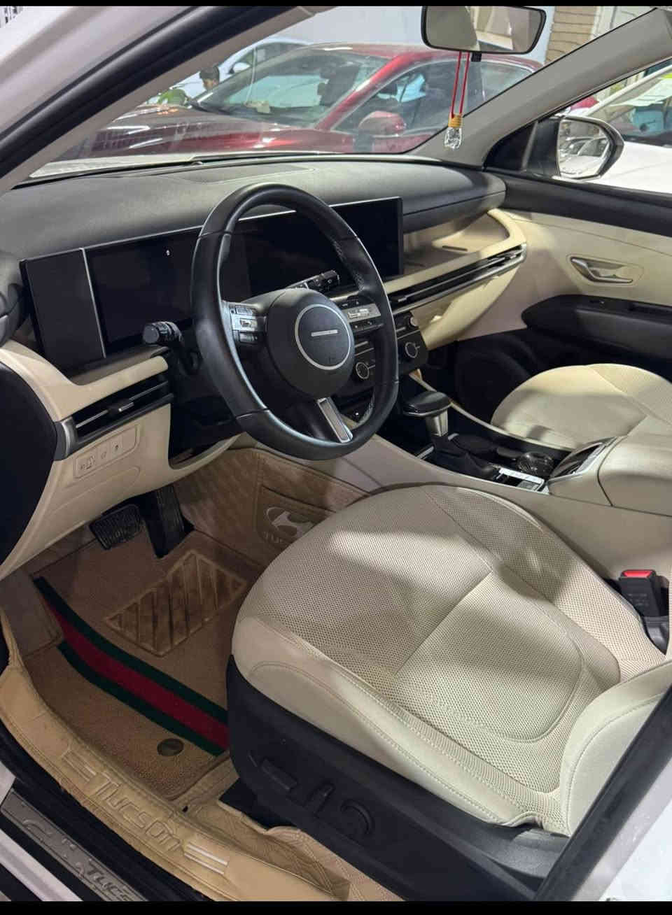 سلام عليكم 
توكسان موديل 25 فول ماعدا الفتحه كشنات تبريد جنطه كهرباء وبقيه المواصفات المعروفه السياره ماشيه 10.000 كيلو 
مكفوله كفاله عامه السعر المطلوب
 233 ورقه 
مكان السياره نجف ***********
