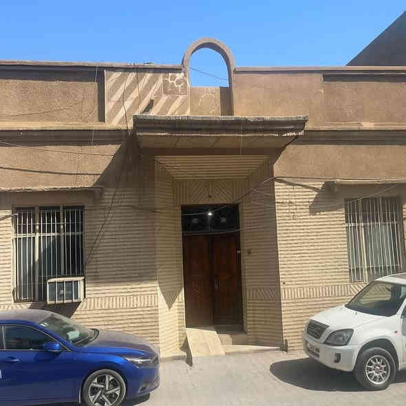 عقار للبيع منطقة الاعظمية شارع محكمة الأحوال  الشخصية الذي يودي للمقبرة الملكية بناء قديم مساحة في السند 293 واقع خال 334 واجهة 12،5نزال 26،5عرض الشارع 15م للاستفسار *********** /***********
