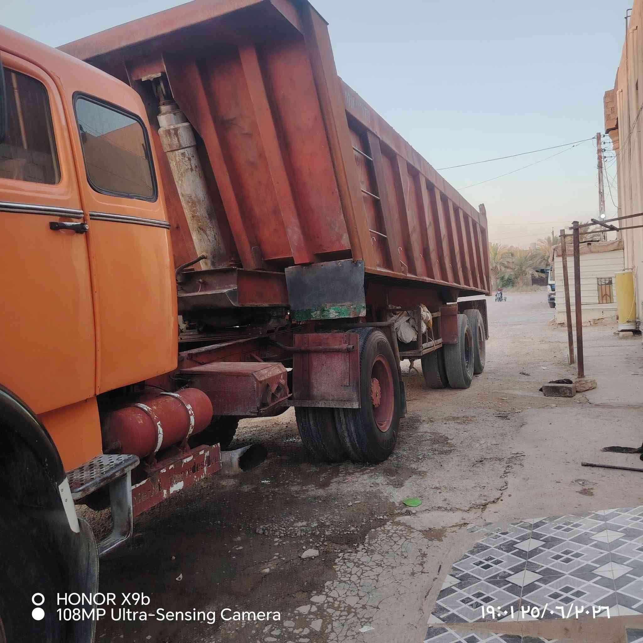 سلام عليكم اقجم البيع سياره جديده محرك جديد سوبر كير جديد 130تخم تاير شرط تحويل عربانه حداديه مكان الانبار رمادي رقم الهاتف ***********
