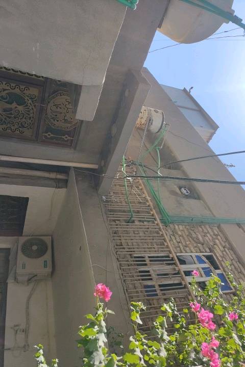 السلام عليكم بيت للبيع مساحه الكليه 150 طابقين يحتوي على اسويت خارجي غرفه طول 6 وعرض 3 ونص مع حمام وتواليت خارجي .. يحتوي على طرمه استقبال كبير ومطبخ وغرفه نوم ومساحه درج مع صحيات الطابق الثاني غرفيين نوم مع مطبخ كبير مع الصيحيات  مع غرفه سندويج كبيره على السطح  يكون الدخول للبيت من شارعين يعني يوجد فيه بابين باب رائسي لشارع رائسي وباب خلفي أيضاً لشارع رائسي  . السعر المطلوب 155 قابل للتفاوض الاتصال ***********
ممكن تحددلي موقع البيت بالضبط بأي منطقة/حي وبقرب شنو حتى يسهُل على المشتري يعرفه؟: 
الأمين الثانيه خلف السدة 
شنو وضع الطابو والملكية؟ هل هو طابو صرف/مستمسكات كاملة، وبي أي رهن أو معاملة؟: 
طابو صرف 
البيت بيه أثاث أو أجهزة تبريد/مكيفات أو بيع البيت بدون أي شي؟: 
بدون الاثاث
هل أكو أي عيوب أو شغلات تحتاج صيانة هسه مثل رطوبة، تشققات، تسريب، أو مشاكل بالكهرباء والماء؟: 
محتاج ترتيب لااكثر 
السعر 155 مليون قابل للتفاوض، تريد نذكر شكد تقريباً آخر سعر أو إذا أكو مجال بسيط للمساومة؟: 
153 
