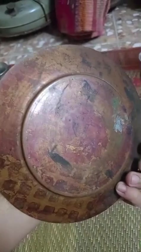 سلام عليكم للبيع كلشي موضح بصور ومقطع فيدو 3 دلات +كاس نحاس ابيض + صحن كهرمانه نحاس احمر قديم جدآ السعر النهائي 100 الف مكاني بغداد 
***********
