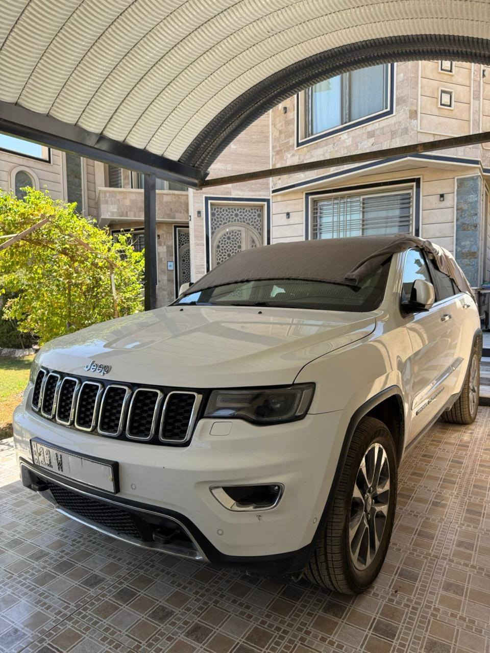 من رخصة  الادمن بسم الله الرحمن الرحيم
جيب كراند شيروكي (Jeep Grand Cherokee) موديل 2018
التفاصيل والمواصفات:
• الفئة: لمتد ( Limited.sport) - فول مواصفات 1/1.
• الوارد: خليجي.
• المحرك: 6 سلندر، سعة 3.6 لتر،
• التصميم الخارجي: بصمة أبواب، تشغيل عن بعد، صندوق كهربائي، حساسات خلفية وأمامية أصلية، فتحة سقف (سلايد روف).
• المقصورة الداخلية: كراسي جلد (بيجي)، كراسي كهرباء مع ميزة الخزن (Memory Seat)، تدفئة وتبريد بالكراسي، تدفئة بالمقود.
• التقنيات: شاشة كبيرة تعمل باللمس، نظام ملاحة (GPS)، كاميرا خلفية دوارة، نظام صوتي متطور، شاشة أعطال ديجيتال.
• أنظمة القيادة: فور ويل (4WD) مع وضعيات قيادة متعددة (رمل، صخور، طين، ثلج)، مانع انزلاق، نظام استقرار إلكتروني.
• الإضافات: تبريد قطعتين (مركزي)، مرآة عاكسة للضوء، ويل كب حجم 20 لمتد 
الأصلي.
السعر المطلوب:29.000$ ( مئتان و تسعون ورقة)
قابل للتفاوض
📍بابل-سدة الهندية
للاستفسار الاتصال على الرقم (***********)

