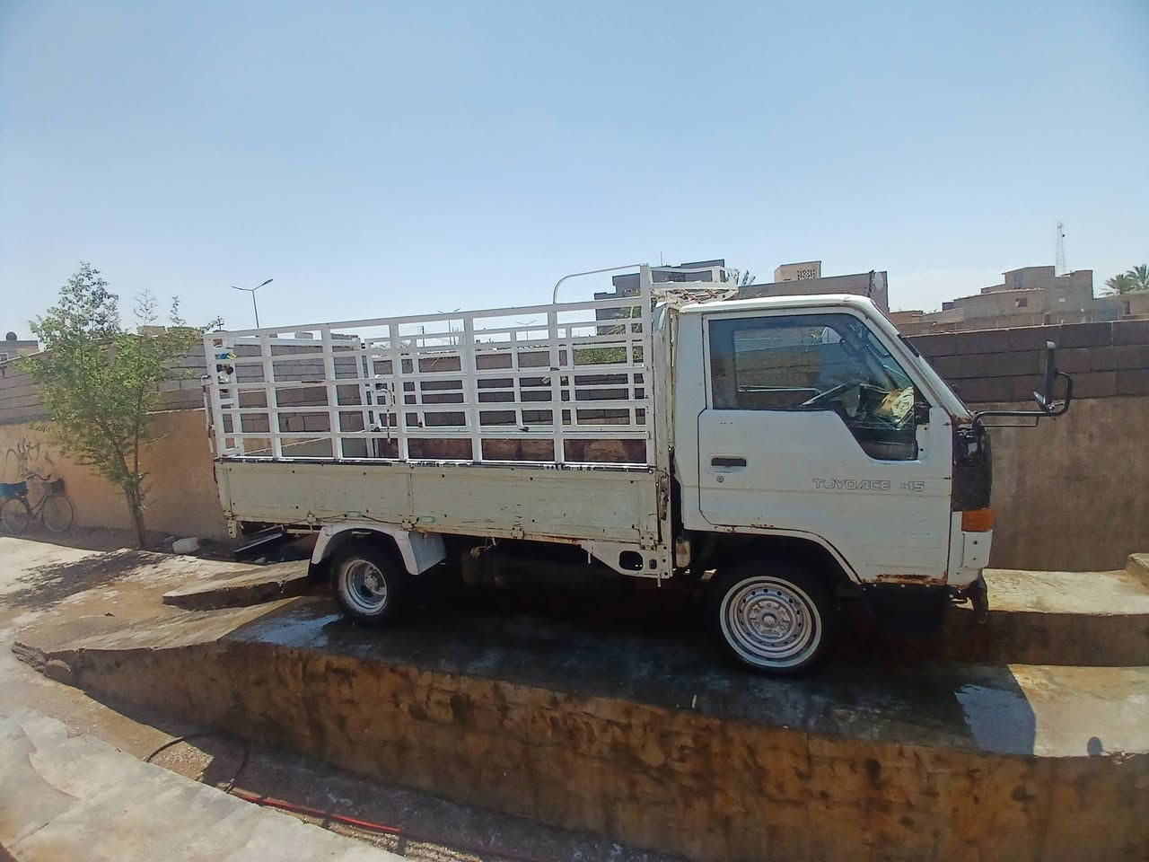 سياره تيوته ياباني رقم انكليزي بسمي عنوان بلدروز  شاصي اكسل حداديه كفاله ضمان صدر كامل جديد كير محرك كيا 2700 دوشمه جديده كهربائيات من السكن لسكن شغاله سعر 55وبيه مجال للاستفسار *********** او *********** غير متواجد عل فيس
