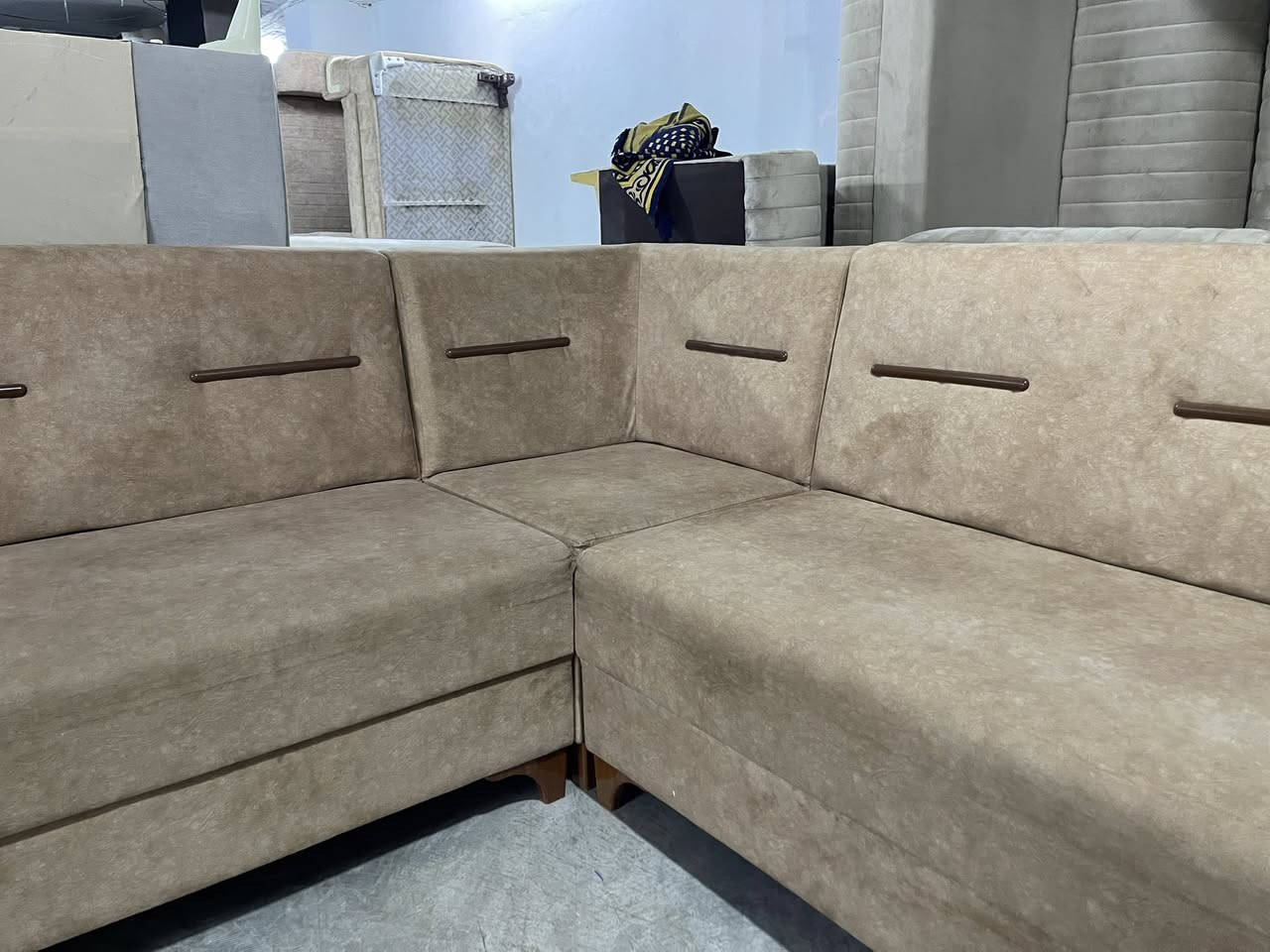 L
هاتینەوە بە ئێلیکی 10نەفەری لۆک لۆک 
بەکار نەهاتوە فول دەست کردە بە تۆکمەیی 
دروست کراوە دیزاینێکی تایبەتی هەیە بۆ
 زانیاری زیاتر تێل بکەن ژم***********
