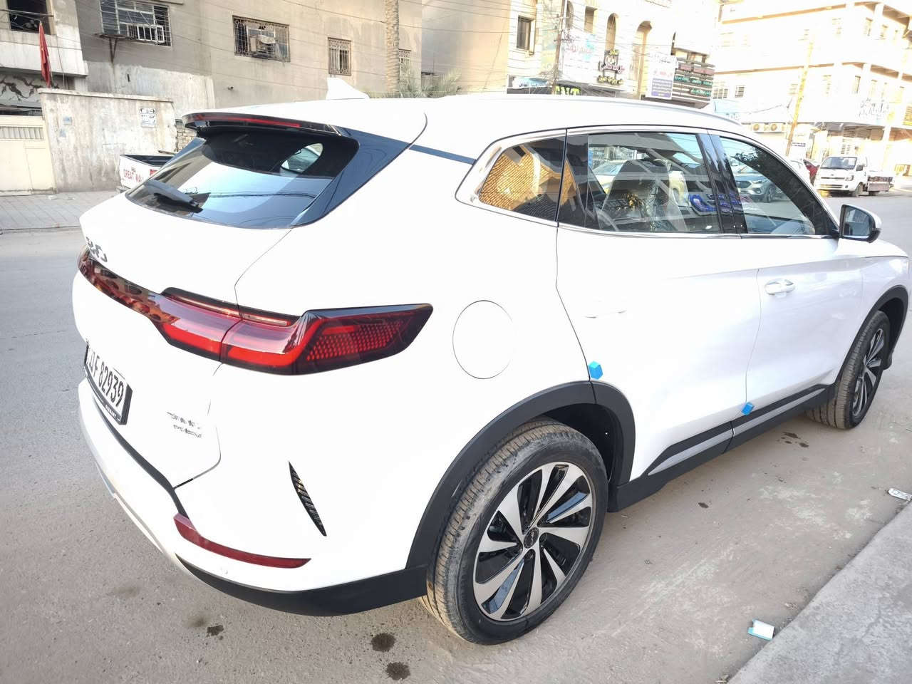 سونج بلاص BYD خليجي وكالة شركة NAT للبيع ⭕️
مرقم بغداد  وجاهز
وارد خليجي شركة بي واي دي بغداد
موديل 2026 سنوية
ليبل من المصنع مكتوب مصنعة خصيصا ضمن مواصفات GSO يعني مواصفات دول الخليج العربي 
اللون ابيض
محرك 1500 تيربو جارجر  dmi 
دفع امامي FWD
🅰️ضمان السيارة ٦ سنوات او 150 الف km 
🅱️ضمان البطارية 8 سنوات او 200 الف km 
سبير موجود 
بانوراما 
كامرات  360 درجة 
حساسات أمامي خلفي 
مخرج الشاحن type 2 
تمشي بالشحن 90 km فعلي 
كرسي السائق كهرباء 
نظام السيستم عربي أوامر صوتية كلها بالعربي 
بصمتين وكارت 
دخول ذكي 
كل المواصفات بيها
ماشية 2000 KM  وقابلة للزيادة
🟥السيارة مكفولة كفالة عامة
شرط تحويل مباشر 
للمعلومات والاستفسار  
اتصال
***********
