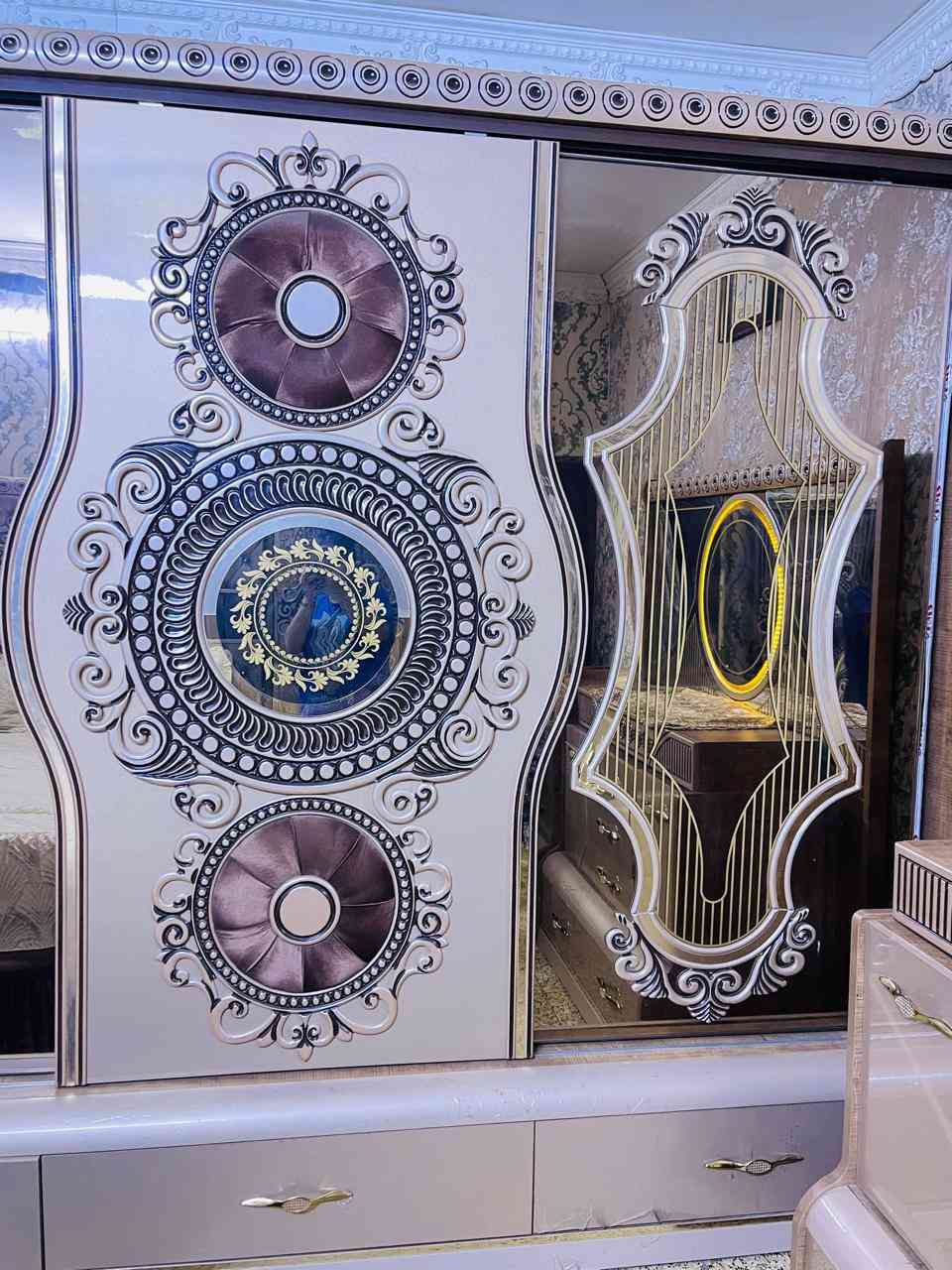 السلام عليكم غرفه نوم تركيه ضخمه تركيا للبيع متكونه من ١١ قطعه نضيفه جدا مكان بغداد حي اور.السعر مليون و ٨٠٠ وبيها مجال بسيط        للاستفسار رقمي  ***********
