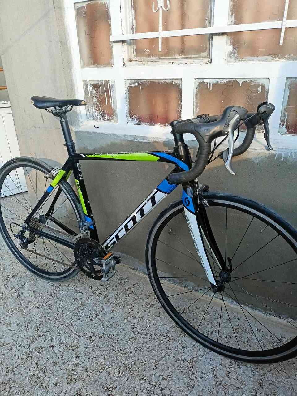 السلام عليكم الطيبين 
رمضان مبارك 
 دراجة رود سباق ماركة سكوت العالمية السويسرية 🇨🇭
مواصفات الدراجة : 
قياس الدراجة 52 
سستم شيمانو بالكامل 
بدالات كلارس . نقال امامي كلارس . عقرب سورا 
بريكات تيكترو
دراجة جاهزة ب الكامل
السعر 340 الف وبي مجال
متوفر توصيل جميع المحافظات 
للتواصل خاص او على الارقام 
***********
***********
