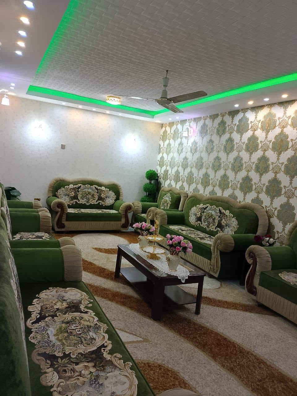 🏡 بيت للبيع

📍 العنوان: شارع 80، مقابل ألعاب أرض بابل، قرب أسواق سنتر الشيخ.

📐 المساحة: 267 م².

✨ مواصفات البيت:
• طابقان.
• الطابق الأول: صالة، مطبخ، كليدور، غرفة نوم، ومجمع صحيات.
• الطابق الثاني: 3 غرف نوم ومجمع صحيات.
• البيت مرتفع عن مستوى الشارع.
• حديقة كبيرة.

💳 طريقة الدفع:
• 70 مليون دينار عن طريق المصرف العقاري.
• القسط الشهري للمصرف: 390 ألف دينار.
• 95 مليون دينار تُدفع مباشرةً لصاحب الدار.

💰 السعر الكلي: 165 مليون دينار عراقي.

📞 للاستفسار والمعاينة:
***********
