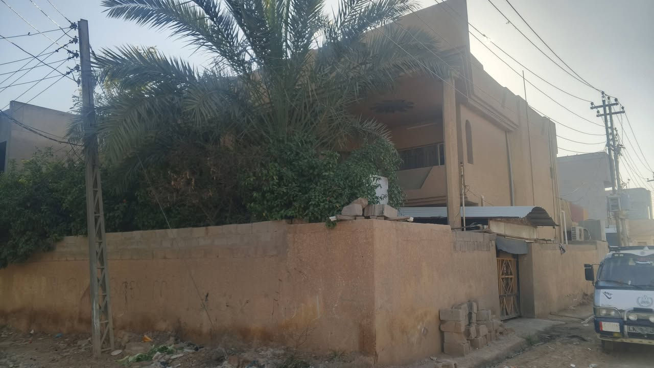 سلام عليكم بيت للبيع مساحة ٣٠٠متر ركن في منطقة الكاطون مقابل محطة ابو حيدر يحتوي على غرفتين الطابق الارضي كبيرة و استقبال كبيرة +هول + مطبخ كبير + كراج كبير + حديقة كبيرة الطابق الثاني ٣ غرف نوم + مطبخ البيت كلة بياض جديد الأرضية كاشي درجة اولا رقم الهاتف ***********
