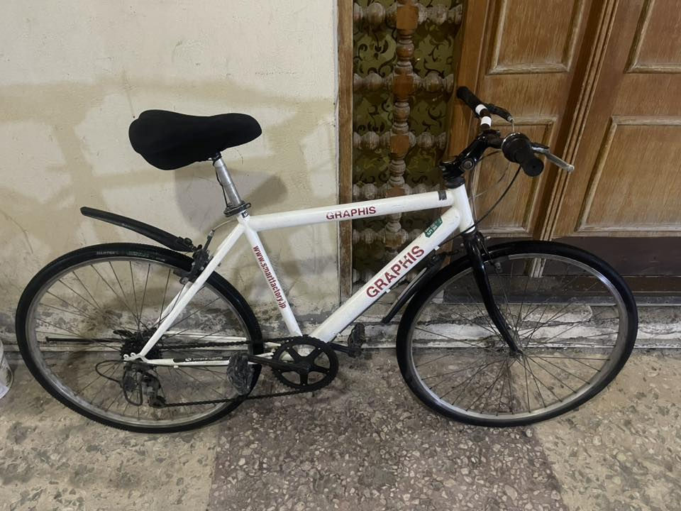 سلام عليكم ورحمة الله وبركاته
باسكل c700 للبيع لون ابيضّ نظيف حجم ٢٦ 
٦ نمر خلفي /١ امامي 
مرتب الباسكل ونظيف بريكات كيوره كله شغال 
أينقص مابيه فقط يرادله تضبيط بريك خلفي 
شغال وخير من الله أينقص مابيه ومرتب كلش 
السعر ٨٠ الف وبيه مجال جدا جدا جدا بسيط حك الجية 
مكاني بغداد السيدية 
للاستفسار ***********متواجد نت
