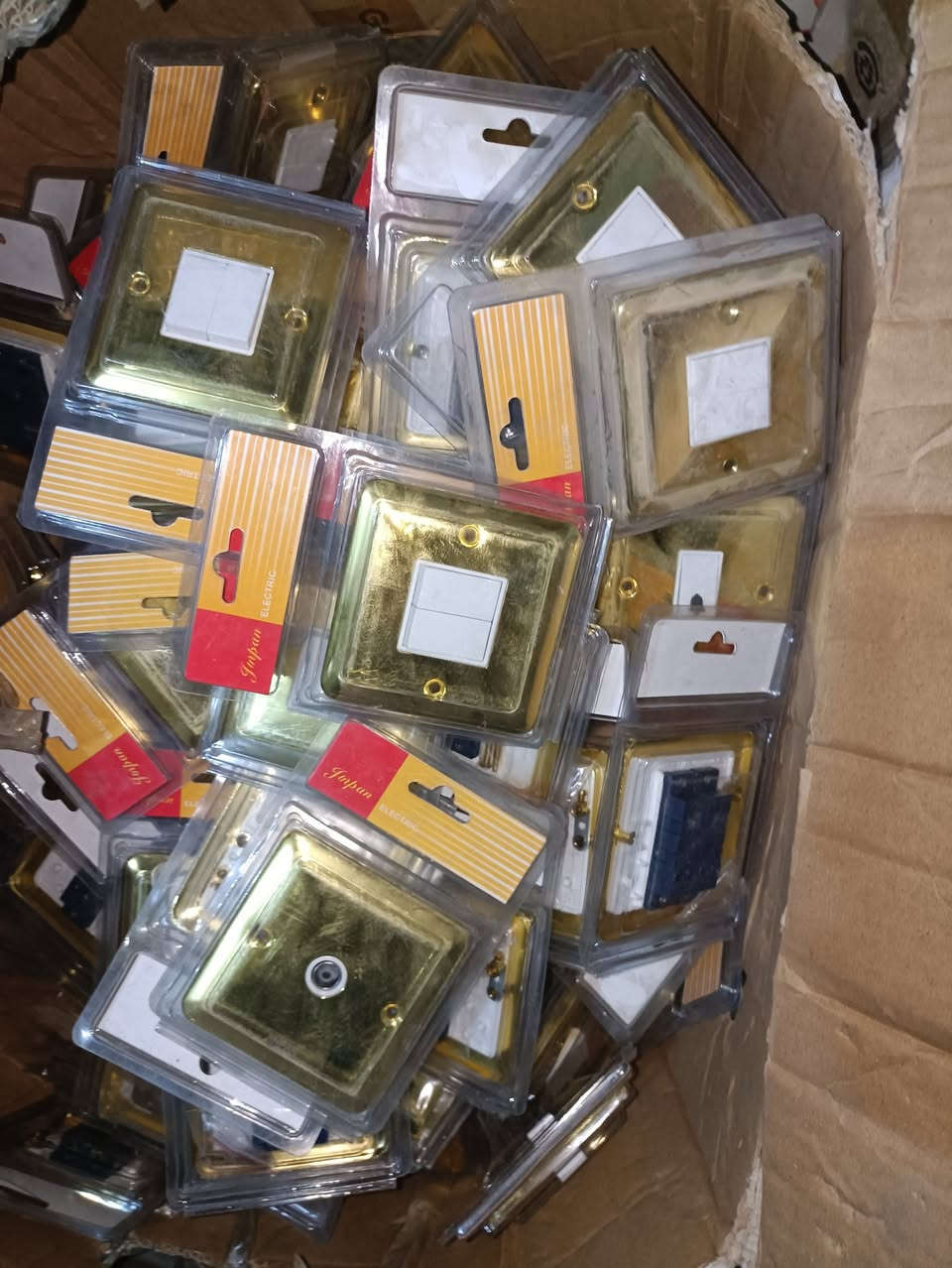بلكات كهربائية درجه اولى جديد غير مستخدم مشكل
السعر حسب الكميه
مفرد سعر القطعه 750 دينار
 بلك 45 امبير سعر القطعه 3000 دينار
جمله سعر يختلف حسب الكميه


**إذا كنت صاحب هذا الإعلان وتريد حذفه لأي سبب، رجاءا أرسل رسالة إلى الدعم الفني**