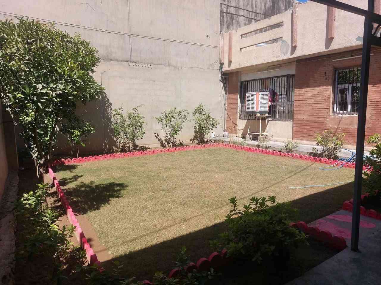 للبيع بسعر مناسب عقار تجاري ركن طابو صرف باسم شخص واحد المساحة ٣٩٣م مع فضلة ٥٧م ويحتوي  على ٧ محلات مع شقة مؤجر بالكامل مع دار يحتوي على ٣ غرف نوم واستقبال وحمام عدد ٢ ومطبخ مع كراج وحديقة البناء قديم يصلح للسكن العنوان تسعين فرع البدالة  للاستفسار والتواصل اتصل على الارقام التالية *********** او ***********
