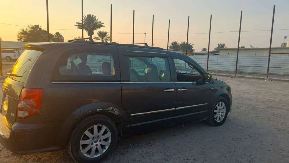 دوج كرفان 2012
محرك 6 V 
گير شاد الها قبل شهر موديل 19 
صندوق كهرباء 
الباب الخلفي عدد 2 كهربائي
كشن كهربائي
سيارة منظومة غاز بس مااشغلها بسبب الفلتر بي وصاخة
تبريد شغال/تدفئة
كامره خلفية شغالة
تخم تايرات كامل جديد

مكاني بغداد مجمع بدور
بيع مستعجل 85 وبيها مجال بسيط ‏***********‏
