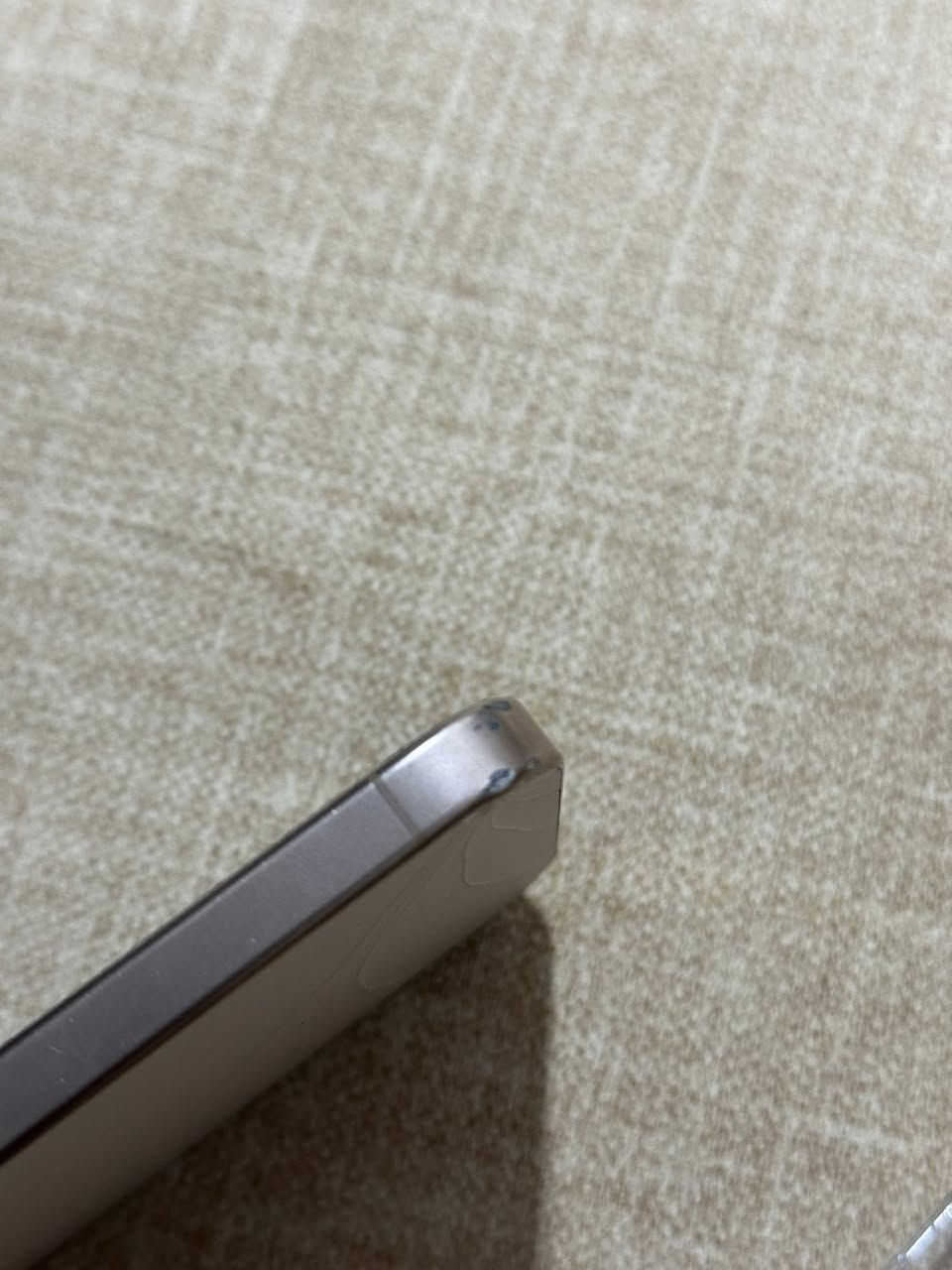 سلام عليكم للبيع ايوفون 16برو ماكس لون صحراوي ذاكره 256 بطاريه 99 ضمان ماستر كارتون وكيلبل اصلي وياه مكسور الضهر وبيه طخه بل شاصي 
كله بلادي سعررر 1و 100مكان بصره قضاءالمديه الرقم ***********
