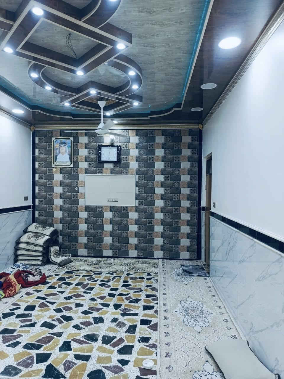 الدار للبيع المساحه 200 متر في حي الرساله قرب مدرسة الحسن الأهلية البيت مطلوب اسكان للاتصال المباشر صاحب العقار 
***********
