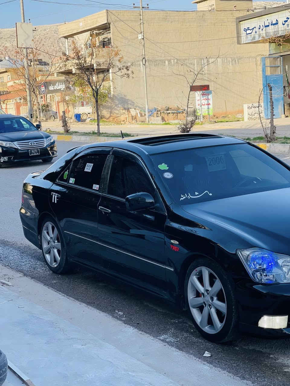 سه‌ره‌تا به‌ناوی خوای گه‌وره‌
تویتا كراون شاهینه‌

براوه‌ براوه‌

182 گه‌وره‌ به‌ گه‌وره‌

قه‌پات مواسه‌ڤات 

سلایت كوشن جلد ئاوینه‌ شه‌ڤت و كاره‌بایی

سه‌یاره‌كه‌ ره‌شی قه‌تران

تازه‌ حه‌مام و پۆلیش كراوه‌ به‌س شه‌وق ئه‌یاته‌وه‌ ما شه‌ الله‌ 

بنی تون كراوه‌ته‌وه‌ جركه‌ی تیانیه‌ تۆپ سوكان ی جاكراوه‌ جامه‌كانی هه‌ل گیراوه‌

ته‌بریت ساردی و گه‌رمی بۆ به‌سراوه‌ به‌شه‌رت 

مه‌كینه‌ی دوكه‌لی نیه‌ له‌ ڤه‌سله‌یا بیسوتینه‌ دوكه‌ل ناكا كامل جایز كراوه‌ سه‌یاره‌ 

داعم و لیدراویی نیه‌ پشت و پیشی كه‌پسه‌ سه‌قڤی وه‌ك شوشه‌یه‌ بۆیاخی نیه‌ 

جوار ویل دینگه‌ی جوانی له‌سه‌ره‌ تایه‌یی تازه‌ به‌ستراوه‌ 

مالی دۆسته‌ كامل جایز كراوه‌ دینار مه‌سروڤی نیه‌

سعری ٥٦ گه‌لاو مه‌جالیكی برایانه‌ی تیایه‌

ره‌حمه‌ت له‌ باوكت موشته‌ری نیت مالی كه‌س سوك مه‌كه‌و له‌ خۆته‌وه‌ ره‌قه‌م لی مه‌یه‌ سه‌یاره‌كه‌ وه‌ك شوشه‌یه‌ ئیتر شتی جوان باره‌ی جوانی ئه‌ویت

***********

ڤایبه‌رو واتس ئه‌پی له‌سه‌ره‌

شوین ناحیه‌یی ئاشتی كۆیه
