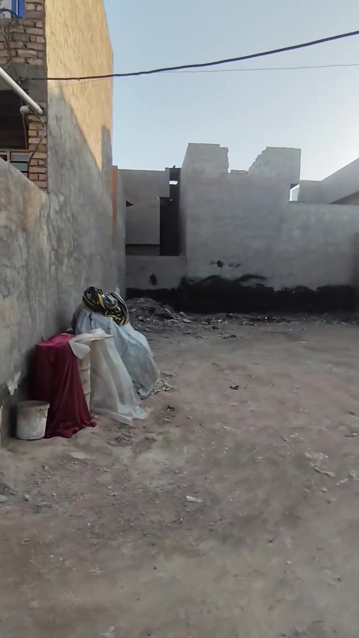 السلام عليكم ورحمه الله وبركاته عندي قطعه ارض 100 متر وجهه 6.25 ونزال 16 القطعه مفتوحه على شارعين وثاني قطعه عن الشارع مدفونه ومرتبه جاهزه للبناء سند 25 مدفوعه ماء وكهرباء وبأسمي..تحياتي للجميع ..الشراي يتصل  ***********
