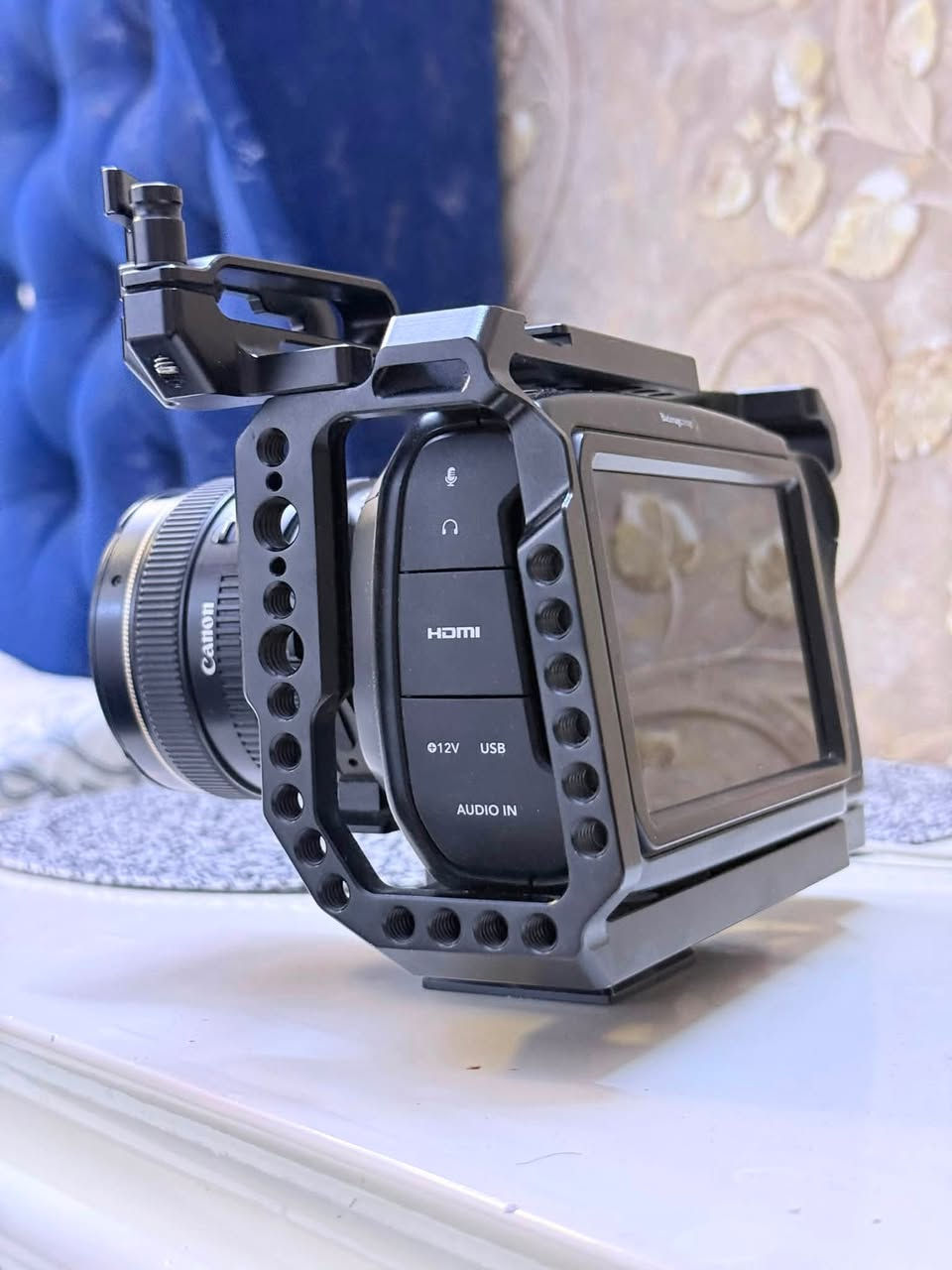 * كاميرا Blackmagic Pocket Cinema Camera 4K
* عدسة 35mm
* عدسة 50mm
* عدسة 8mm
* عدسة 14mm
* بطاريتان (عدد 2)
* شاحن

السعر: 15 ورقة.  ***********
