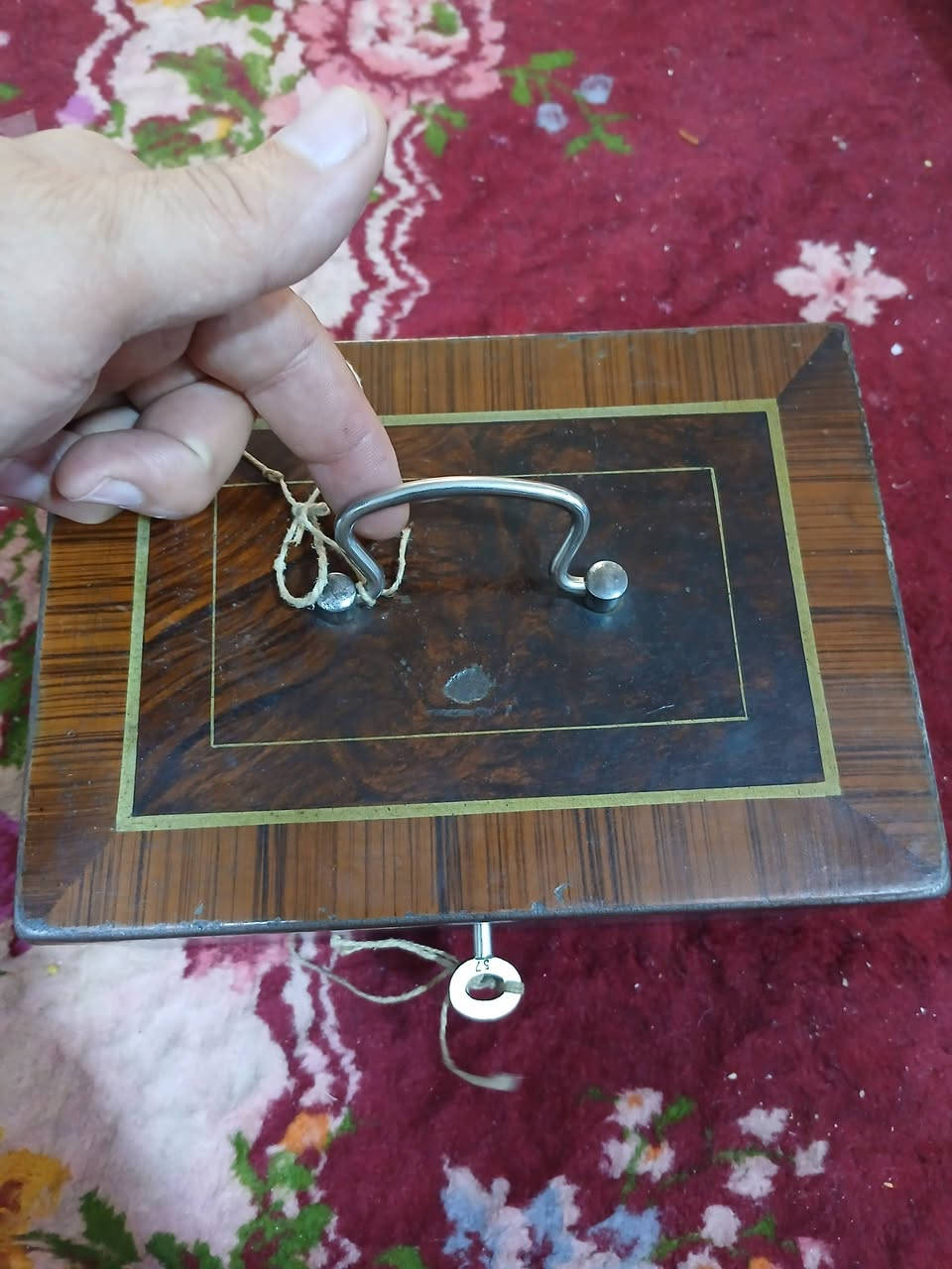 صندوق قديم جداً وثقيل وزنه كيلوين وربع تقريباً
مع المفتاح القياس موضح بالصور 
السعر 60 الف


**إذا كنت صاحب هذا الإعلان وتريد حذفه لأي سبب، رجاءا أرسل رسالة إلى الدعم الفني**