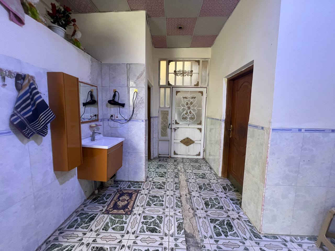 بيت للبيع 250 متر السماوة حي الحكم شارع 20 مقابيل صيدلية زمزم يتكون طابقين الاول  غرفتين وبراني ومطبخ وصحيات والثاني 3غرف وصاله وصحيات /  ومحالات 2  وشقق 2:  لتواصل مكتب الفيصل للعقارات ***********
