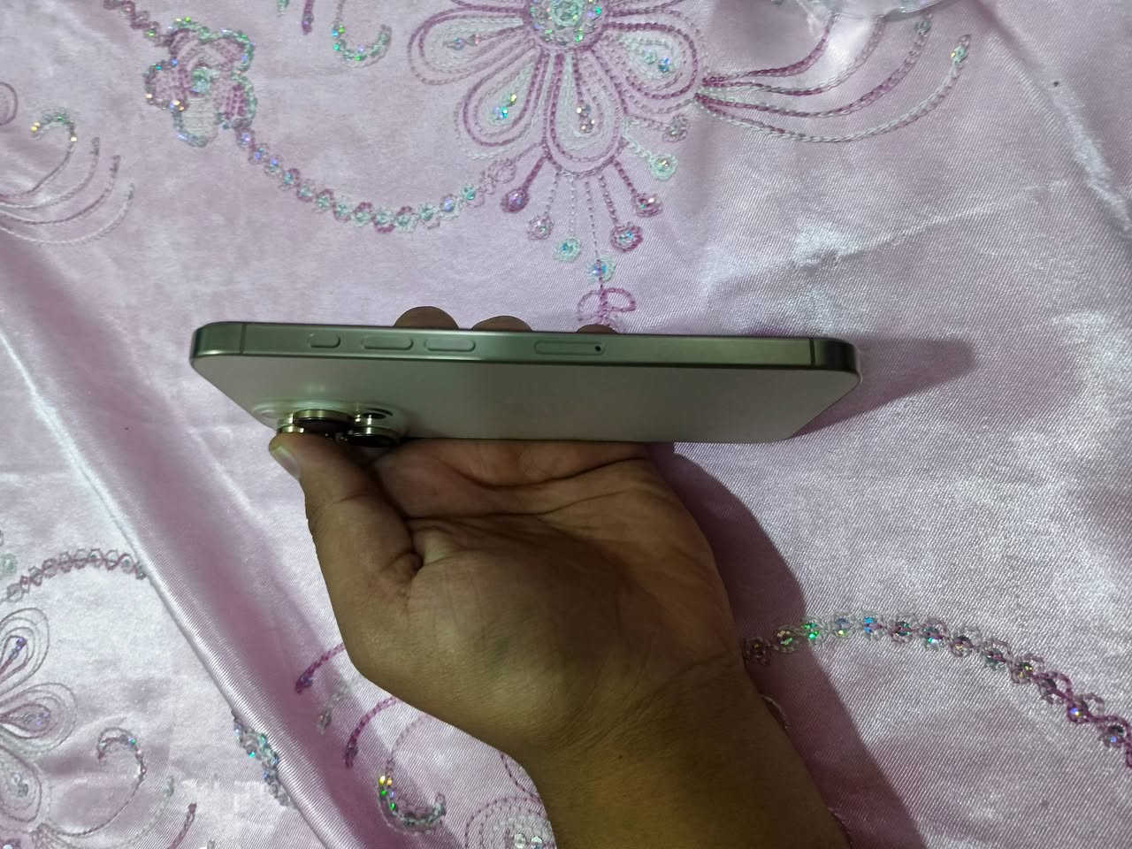 ايفون ١٦برو ماكس ذاكرة ٢٥٦/ بطاريه96 ضمان شرق اوسط مكفول من اي شخط  سعره 1350بي مجال مكاني نجف رقم *********** يوجد واتساب
