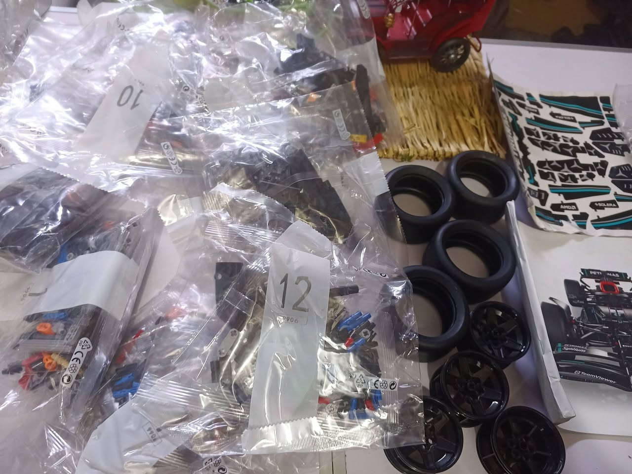 هذا المنتج هو مجموعة بناء LEGO Technic Mercedes-AMG F1 W14 E Performance. 
النوع: لعبة سيارة سباق قابلة للتركيب.
المميزات: تحتوي على خاصية السحب للخلف (pull-back) لتنطلق السيارة بسرعة.
التفاصيل: تتضمن ملصقات تفصيلية تحاكي سيارة السباق الحقيقية.
التصميم: تصميم دقيق مستوحى من سيارة مرسيدس-آي إم جي فورمولا 1 الحقيقية
حجم التاير 8/4
شي روعه
السعر 30 الف مع توصيل


**إذا كنت صاحب هذا الإعلان وتريد حذفه لأي سبب، رجاءا أرسل رسالة إلى الدعم الفني**