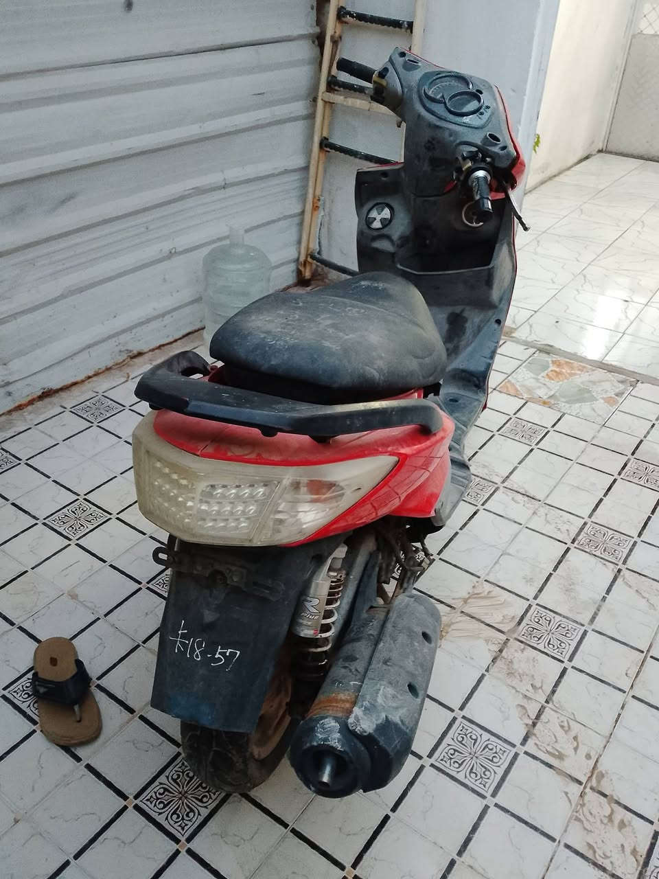 السلام عليكم دراجه سكنس فحل نوزل 
الدراجه ضاربه عقل وبيها نواقص  كڤرات تجاري
الدراجه عليها تزويد خارجي يدات بريك كت كلجات خلفي وامامي رياضي ويالا مشمشي قبق كور مشمشي دبلات امامي خلفي رياضي صينيه بريك رياضي الدراجه طافيه ومتروكه أكثر من ٣ اشهر ابيع كوم حديد300 قفل  مكاني مشتل لتواصل واتساب ***********
