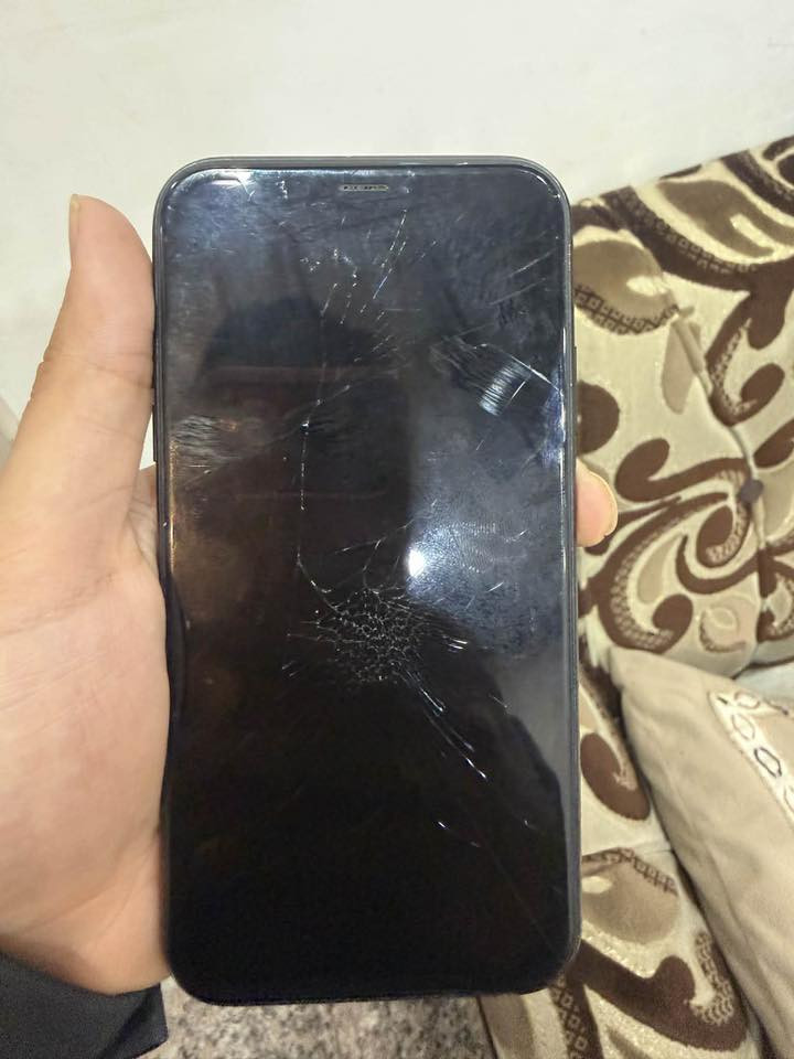 ايفون اكس ار ذاكرة 128 بطارية 78  بلادية مكفول فقط فطر بالكلاس فيس ايدي شغال تواصل *********** اتصال سعر 115 قفل بدون عمله
