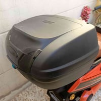 اخوان عندي صندوك وخوذه للبيع جديدات استخدام يومين واتساب 07904278132