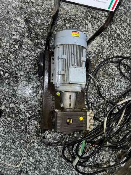 سلام عليكم مضخة غسل ايطالي الصنع بسعر مناسب واستعمال كلش قليل للاستفسار***********
