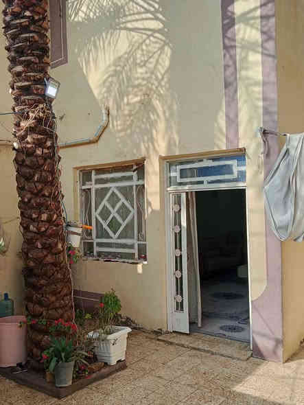 السلام عليكم 
بيت 152متر 
الطابق الارضي 
غرفتين 
صاله 
مطبخ حار ،بارد 
استقبال 
2 مجاميع صحيه 

الطابق الثاني 
غرفتين 
صاله 
مجمع حمام 

رباط شريطي صب 
السقف طابوق (عكاده) بناء كلش نضيف 

المساحه 200 متر مببوع منه 4.5في11 
باقي الوجه 6متر من البيت نزال 20
مساحه واسعه 
السعر 170 وقابل لتفاوض
للاستفسار : *********** النجف
