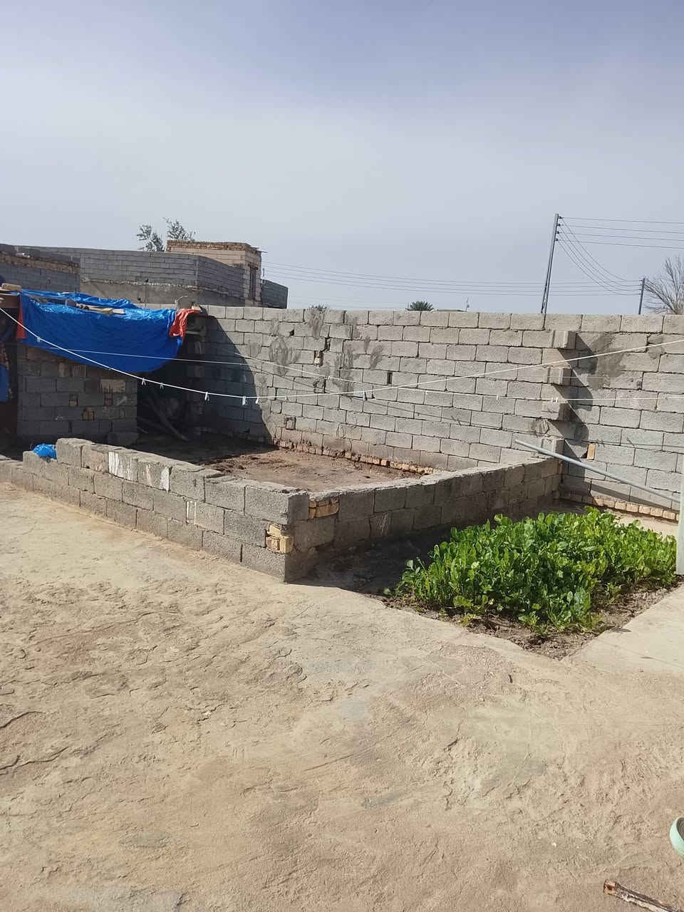 السلام عليكم بيت للبيع المساحة 300 غرفتين وصاله وصحيات وصاله وديوانيه مستقبلاً العنوان على طريق شياع الرقم *********** السعر 28 وبي مجال
