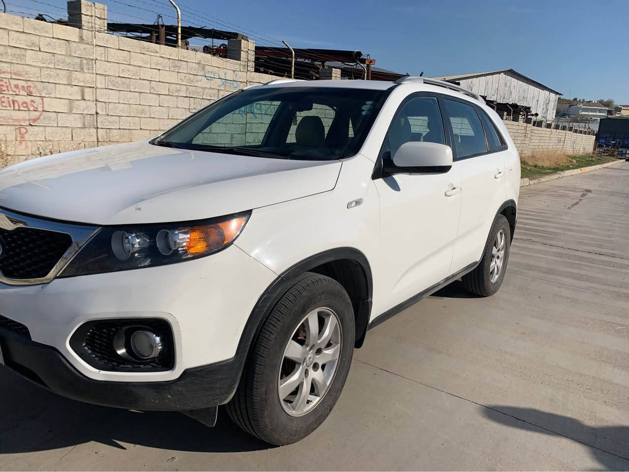 سلام علیکم سیارە کیا سورینتو 
مودیل٢٠١٢ شاش ایباد، کامیر،٣مقطع ٧ راکب، مکینە مفتوحە ما عندە ای مشکیلە ,بس جملغي یم سکن صبغ ،اربعة سلندر ،عندة بطاقة بنزین,گیر ما عندە مشکیلة, تایات جدیدە،کل اشیاء جدیدە,سنوی باقیە سنە, رقم اربیل , باسمی تحویل و غرامە بشرط, 
سعر 157
معاملە , مکان سلیمانی
*********** 

بەناوی خوای گەورە سەیارەی کیا سورینتو مودیل ٢٠١٢ شاشە ئایپاد ،کامیرا،سی ریز کوشن ٧ نەفەری ،مەکینەی کراوەتەوە،تەنها جەملغی لای سەکنی بویاخە،تەرزەی نیە ،جوار پستون،بیطاقەی بەنزینیشی هەیە،گیری هیج کیشەی نیە،تایەی تازەیە،هەموو شتیکی تازەیە، سەنەوی سالیکی ماوە بەسەرجی رەقەم هەولیرە،بەناوی خومەوەیە تحویل و خەرامە بەشەرت ،نرخی 157 معامەلە,شوین سلیمانی
*********** السليمانية, العراق
