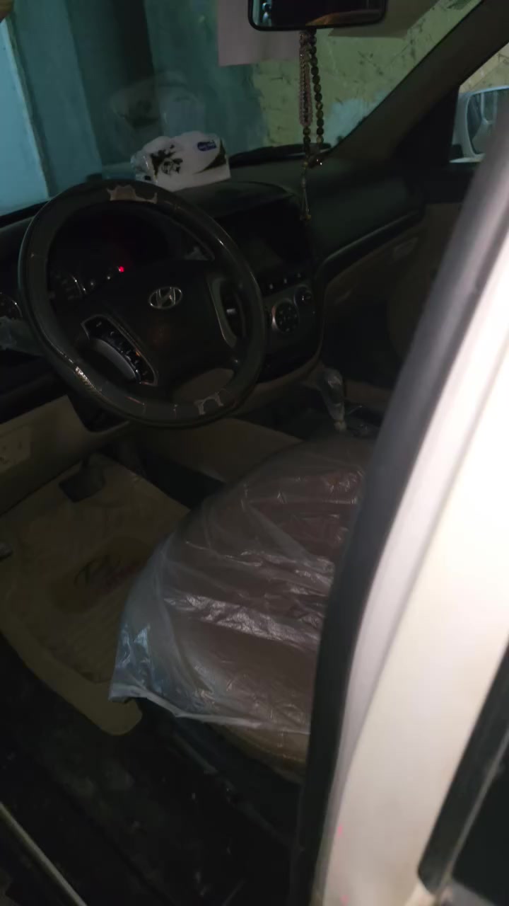 سنتافي للبيع موديل ١٢ خليجي سنويه ٢٨بيه جاملغ خلفي عكس السايق وملاونين الصفحه وياه ولباقي مكفول من محرك وكير السعر ١٣٥ للاستفسار *********** ***********
