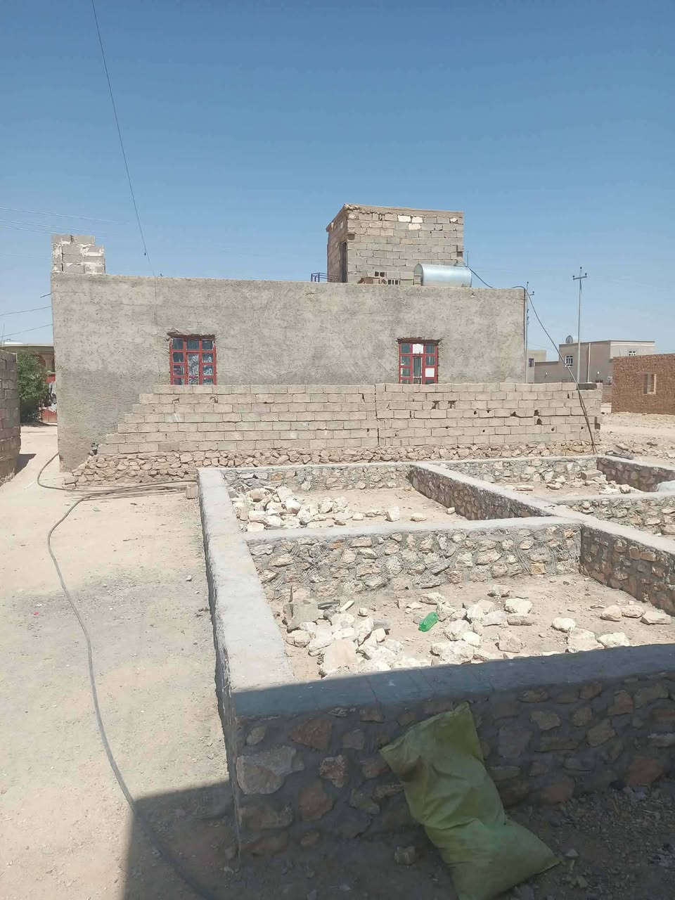 سلام عليكم بيت للبيع المساحة 500 ماي كهربائ المكان  حي لامين قريب عله ديوان الجغايفه السعر 20 هاذه رقم رعي ***********
