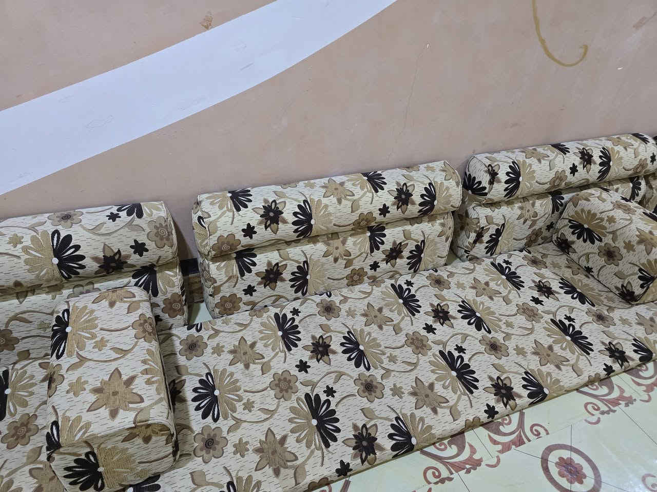 جلسة عربيةللبيع السعر 325 وبيها مجال للاستفسار مراسلة الرقم
***********
