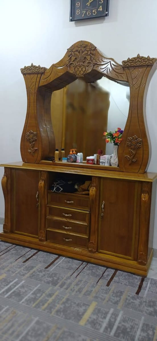 السلام عليكم 
ميز مع جرباية كبيرة للبيع تسكام 
السعر ٤٠٠ وبيهه مجال 
***********
المكان كربلاء
