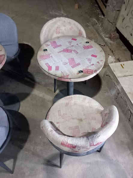 ميوز طعام يرهم الحديقه هم ثلاث كراسي واحد والثاني ميز وكراسي ٢ للبيع اي استفسار ***********
