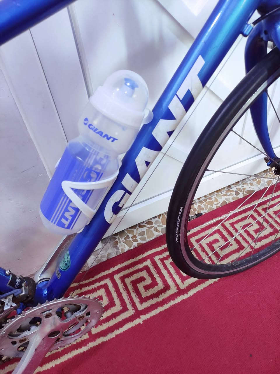 السلام عليكم
دراجه ماركة #GIANT_ESCAPE  جيانت اسكيپ العالميه ماركه 

غنيه عن التعريف صنع اصلي اورجنال MADE IN JAPAN🇯🇵

لون مميز ازرق بحري لامع مطعم برصاصي سلڤر ميتاليك 

حجم 28 (C700) فوول ألمنيوم خفيف جدآ فول انسيابي وسرعة

لشه مضلع موديل حديث ...سستم شيمانو كامل سيت شيمانو 

آلتوس #SHIMANO_ALTUS ...بدالات السرعه 8X3 سحب دفع

#شاشه_حديث ....بريكات V_BRAKE بالمكان حتى الفحمات 

مختوم تيكترو TEKTRO ...وياله زووم طبقتين مختوم GIANT

مصصمة لتحمل الاوزان الثقيلة والطسات #DOUBLE_WALL

تايرات كتان اصليه  مختومه #KENDA...سرج طبي اصلي 

ستيرن نفخ حديث ستانس...كامبليونات سلايت وياله وسرج 

وبالحقيقه احلى من الصور بهواي بلأخص اللون 🔴

🔴الدراجة قطعه مال حاوية غير مستخدمه داخل العراق
     مامبدل بيها برغي على وضع الشركه بلاد ..ختم واحد
     ليبل واحد حتى المطارة مختومة #GIANT
      بدون اي نقص كامله وجاهزه 100٪ 

المكان موصل الجانب الايسر....السعر 190 (ثابت_نهايتة)

يوجد توصيل بغداد وجميع المحافضات العراقية 

رقمي ***********
