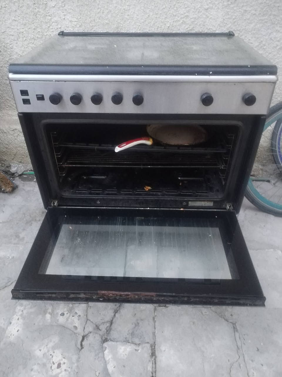 للبيع طباخ 5 عيون والفرن فقط الاسفل يشتغل .حي الاعلام شارع البداله… السعر 75 الف قفل ...للتواصل ***********
