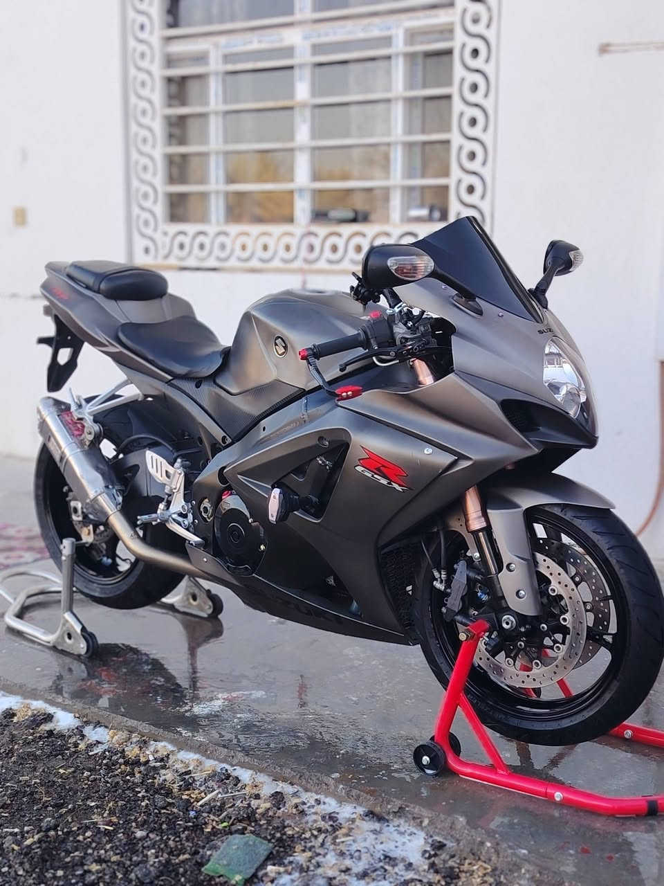 شبابنه الطيبين الدراجه معروضه للبيع
جكسر الف 2008وارد يابان صور مزاد موجوده ماشيه 22 الف هدرز تيتانيوم اصلي كزوز يوشمار اصلي برمجه 3 مودات يم دكتور همام لونه مميز عليه ادامه كامله من كلشي بين قوسين عوزه بس سايق والترقيم ع الابواب راح ينفتح الي بخاطره يخابرني ***********  مكان الدراجه كربلاء ما متواجد ع الفيس سعره ٥٥ وبيه مجال بصيط
