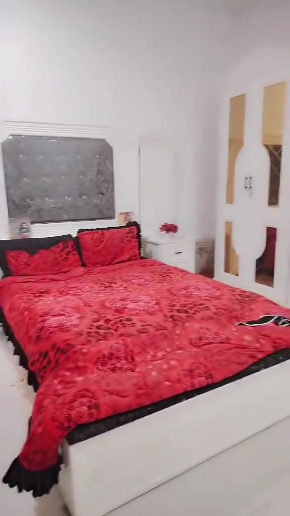 السلام عليكم غرفة نوم حطاطة عراقية صبغ حراري استخدام اقل سنه نضيفة سعرة ٩٠٠ وبيها مجال ***********
