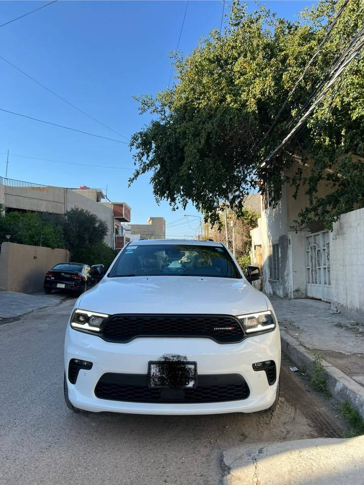 * دوج دورانگو GTبريميوم كامل مواصفات اللون ابيض
الموديل: 2023 (خليجي)ضمان شركة هارلم
العداد: 9000 كيلو متر  جديدة 
المحرك: 3.6 لتر 6 سلندر
القوة الحصانية: 295 
عزم الدوران (نيوتن-م): 353 
ناقل الحركة: 8 سرعات اوتوماتيكي
الضمان 3 سنوات أو 60،000 كم (ايهما أولاً)
المواصفات:
*فتحة سقف كهربائية
*ويل الالمنيوم قياس 20 انج 
*صندوق كهربائي 
*شاشة لمس قياس 10.1 انج مع نظام ملاحة
*رادار تفاعلي مع خاصية التوقف والانطلاق
*حساسات امامية وخلفية
*كاميرا خلفية
*نقطة عمياء
نظام تحديد المسار 
بلاجكتور امامي 
*مانع تصادم خلفي
*تحذير الخروج من المسار
*مرآة تعتيم ذاتي
*مقاعد من الجلد الفاخر
*مقاعد امامية  كهربائية 
*مقاعد امامية مبردة ومدفئة
*مقاعد خلفية مدفئة
*مقعد السائق ذاكرة
شحن هاتف 
مساعد باركنك 
نظام تدفئة المقود 
*مكيف الهواء مع تحكم 3 مناطق 
*نظام ابل كار بلاى و اندرويد اوتو لاسلكي
*دخول ذكي (بصمة)
*نظام التشغيل عن بُعد
*مصابيح أمامية أوتوماتيكية مع مصابيح نهارية LED 
*المرايا الخارجية ذاكرة
*مرايا خارجية مدفئة
*فتحات اكزوز مزدوجة
*وسائد هوائية أمامية و وسائد هوائية جانبية و خلفية.
رقم بغداد الجديد 
للاستفسار ***********
