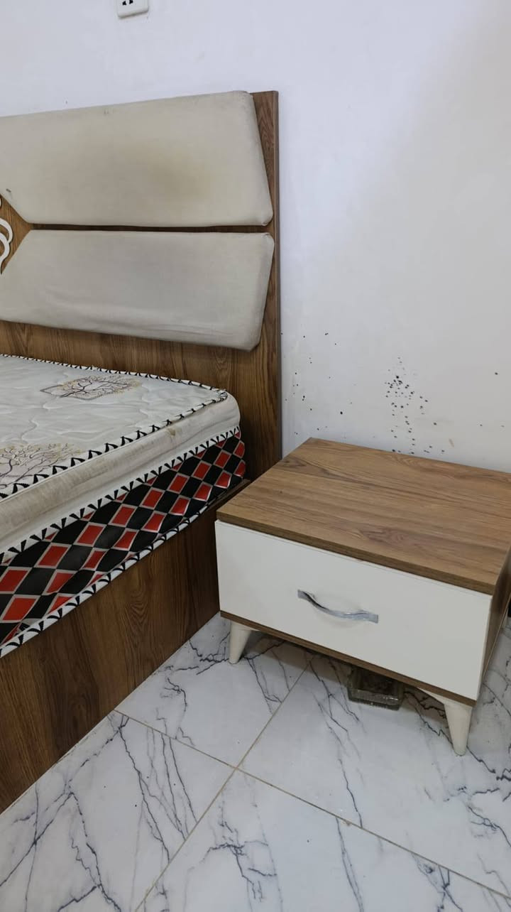 غرفة نوم شبابية استعمال قليل جدا شخط مابيها السعر ٤٠٠ بيها مجال العنوان بغداد الشعب الاتصال ***********
