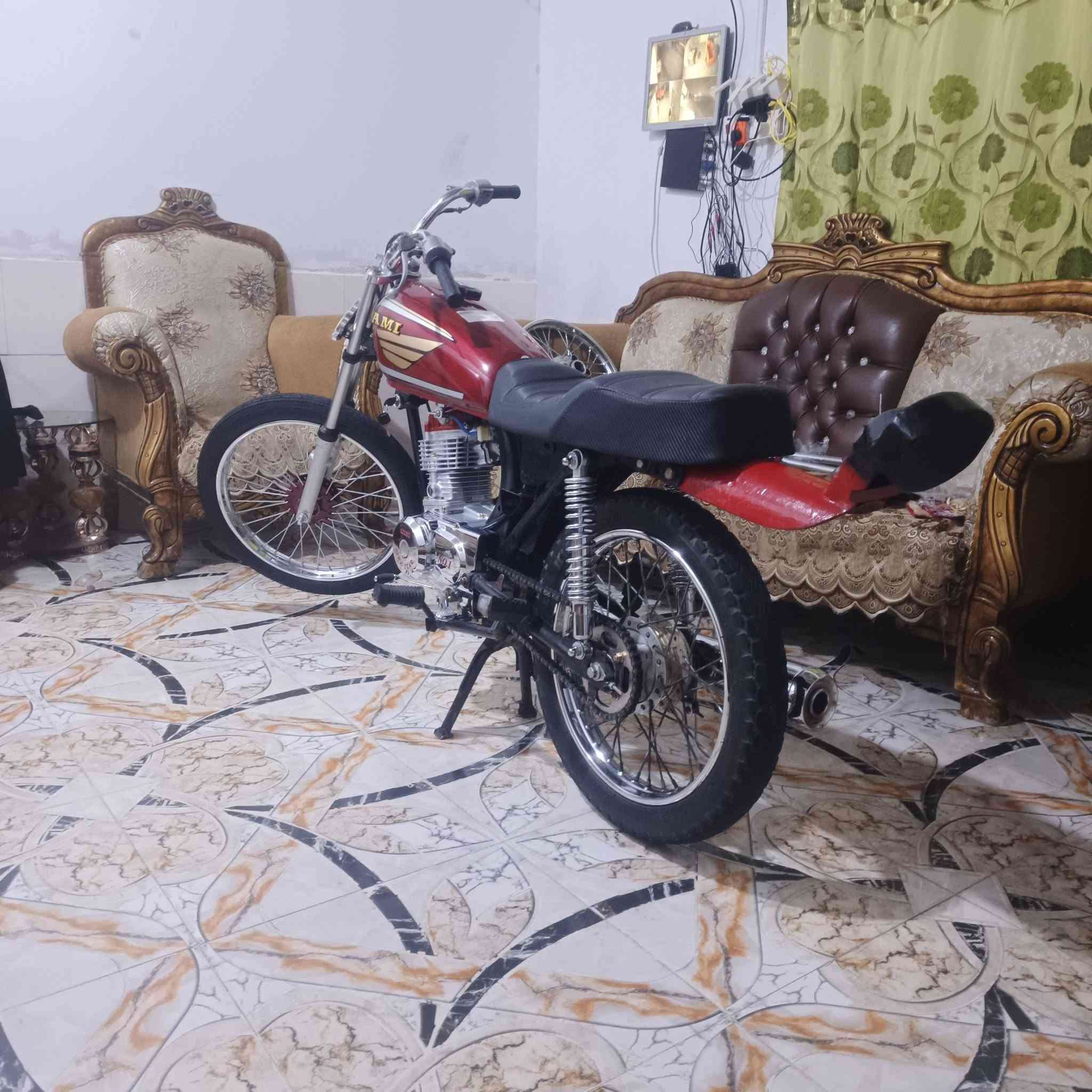 سلام عليكم دراجه أم كي زت ادوات بعدهي عل سحك توه ذاب دهن الشركه السعر 700وبيه مجال قليل  إذا ويا السيبايه 700قفل كلش المكان بصره قضاء المدينه منطقه الترابه الرقم***********
