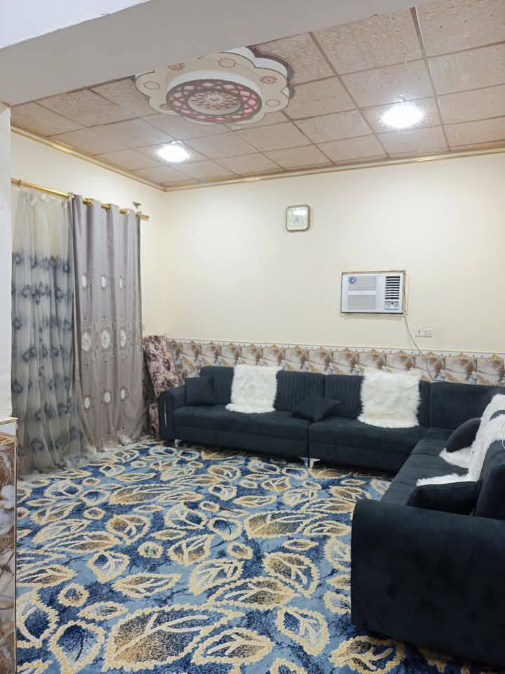 سلام عليكم بيت اللبيع في الو الخصيب طريق صحراء شارع المحكمه جديده فراع ابو دراي البيت طابقين يحتواي على اربع غراف ثنين فواك وثنين جوه أو حمام فواك أو هوال أو صطاح جبير طابق ارضي غرفتين أو حمامات ثنين أو مطابخ أو ديوان أو هوال جبير أو حديقه أو طارمه أو توليت أو منوار طابو زراعي  رقم تلفوان***********
