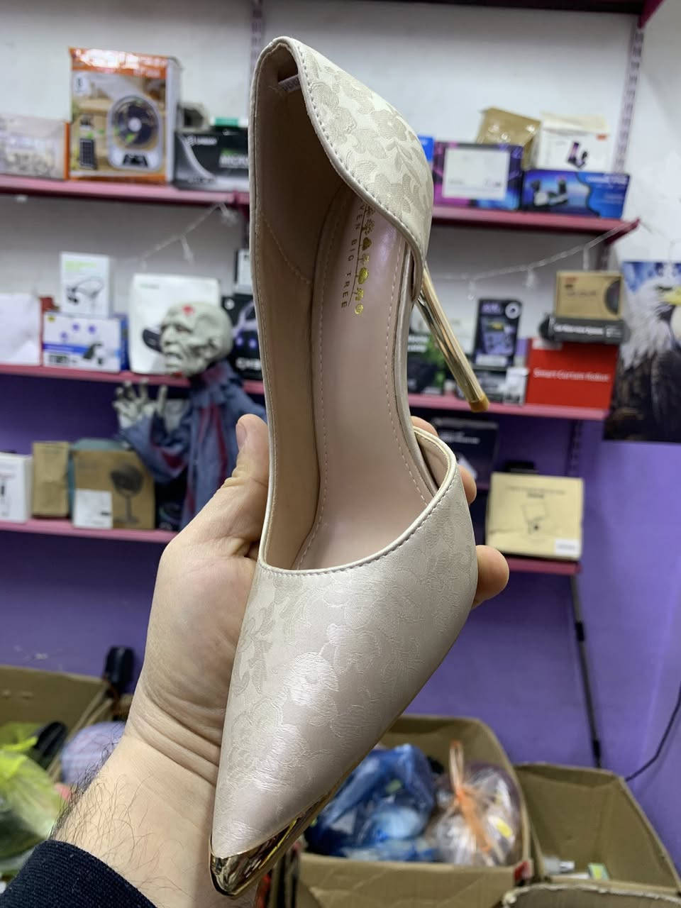 حذاء كعب نسائي جديد غير مستخدم قياس 41 لون أوف وايت السعر 15 مع التوصيل يوجد توصيل جميع المحافظات ***********
