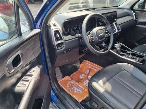 السلام عليكم
للبيع كيا سورنتو2023  فول EX بانوراما كراسي جلد متفارقة بصمة تشغيل وابواب 
2023 KIA Sorento, EX
2.5L, 4 cyl., 281HP
وارد أمريكي ، رقم اربيل ، اللون أزرق ، بصمة تشغيل ، بصمة أبواب ، بانوراما ، رادر خلفي ، حساسات خلفية ، كامرة خلفية ، كشنات جلد ، الكشنات الامامية كهربائية ، الكشنات الوسطانية متفارقة ، محرك 2500 تيربو ، حادث جانبي ، بجم كبس ، بدون دواخل الايربكات سليمه ، تبديل وصبغ الجاملغ الامامي وباب السايق وتصليح وصبغ الباب الخلفي يسار و جزء من الجاملغ الخلفي ، بدون ضرر لغود ولاشاصي ، ماشية تقريبا 14 الف ميل ، لايتات زنون ، لد امامي نهاري ، لد خلفي ، تبريد 3 قطع ، تدفئه كشنات ، أشاير بالمري ، نقطاط عمياء ، مانع انزلاق ، مثبت سرعه ، رادار مسار ، هاند بريك دكمه ، شاشه لمس ،  اوامر صوتيه ، نظام فحص ضغط الإطارات ، اربع وضعيات قيادة ، فول تحكم ستيرن ، صندوق كهربائي ، هاند بريك دكمه 
السعر 230 ورقة مع الرقم وبي مجال
مكان بغداد 
رقم الهاتف ***********
