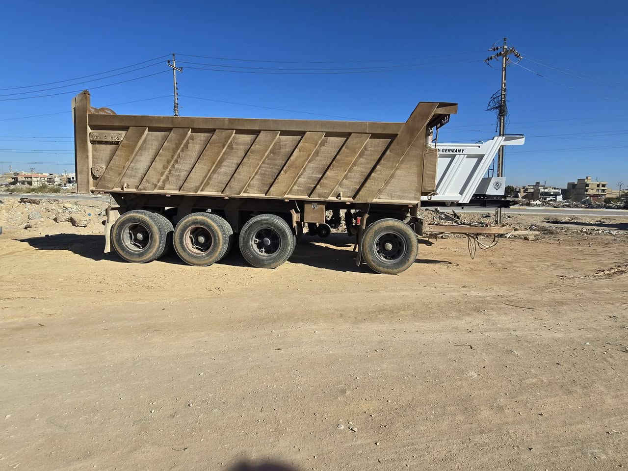 مقطوره للبيع
السعر دفترين وربع (225$) وبيه مجال 
كاعيه 8 ملم 
شريط 12 ملم
اصفاح 6 ملم
الباب 6 ملم
طوله 7.5 متر
مشتغله قليل وجاهزه للشغل
للاستفسار/
***********
العنوان/ كربلاء المقدسه
